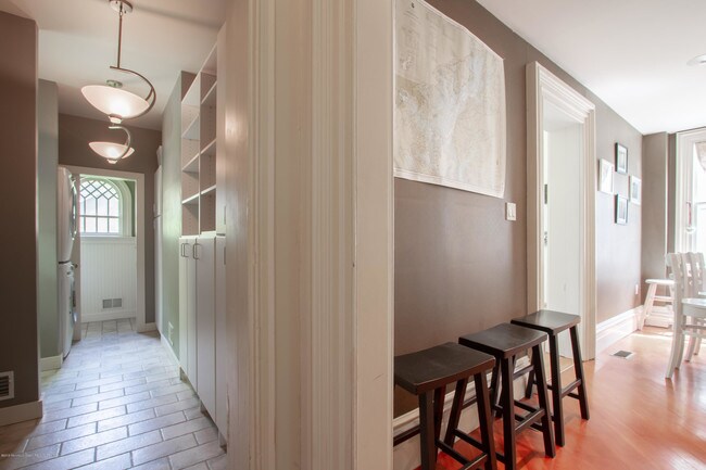 Building Photo - 905 Broad St