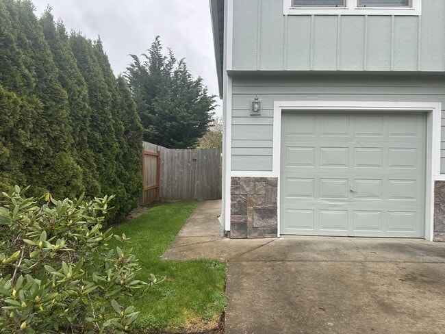 Building Photo - 215 Pioneer Dr