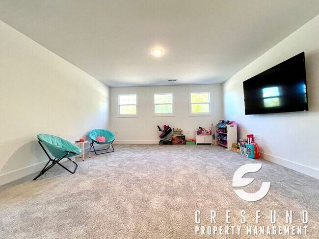 Building Photo - Close to Fort Bragg/Master BR Downstairs S...