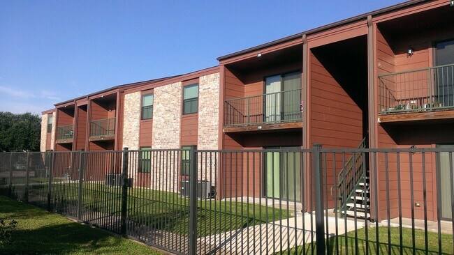 Building Photo - 904 University Oaks Blvd