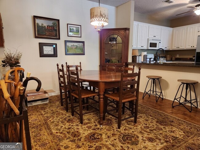 Building Photo - 1015 Holly Dr