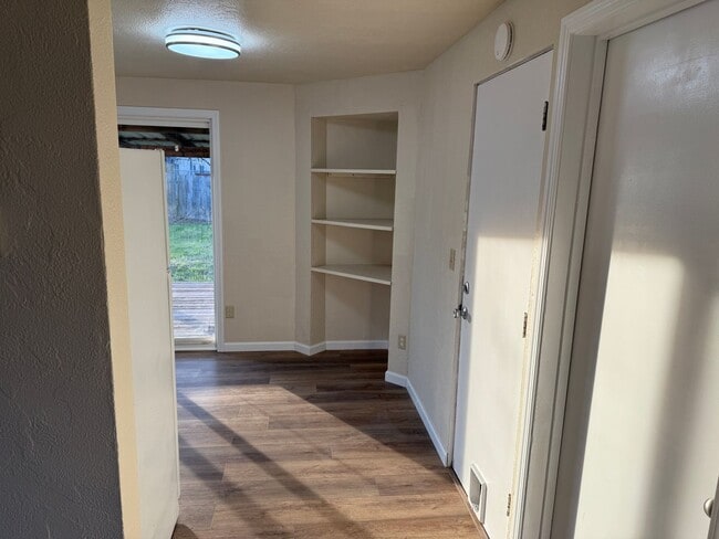 Building Photo - Updated 3 bedroom 1 bathroom house!