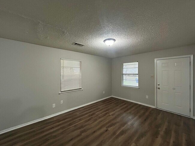 Building Photo - Limited Time Special Offer / 3 Bed/1.5 Bath Home with Carport / Pet-Friendly / Coming Soon!