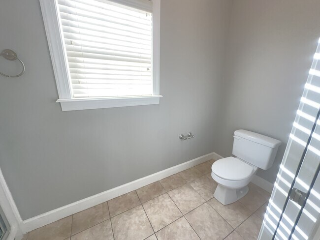 Building Photo - 3650 Victoria Dr