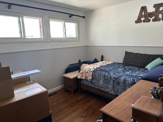 Building Photo - CUTE 3BD RANCHER WITH CHARACTER IN CENTRAL...