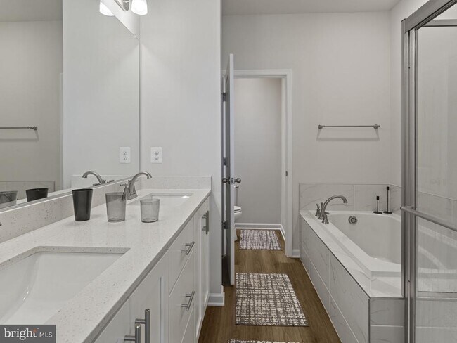 Building Photo - 4810 Vista Glen Ln