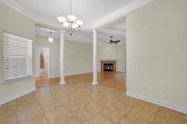 Building Photo - 10737 Sycamore Ridge Ln