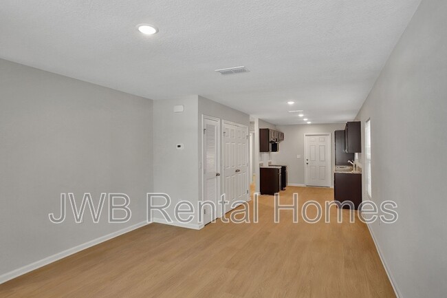Building Photo - 2117 Moncrief Rd