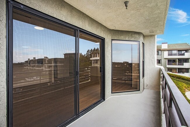 Building Photo - 240 Nice Ln