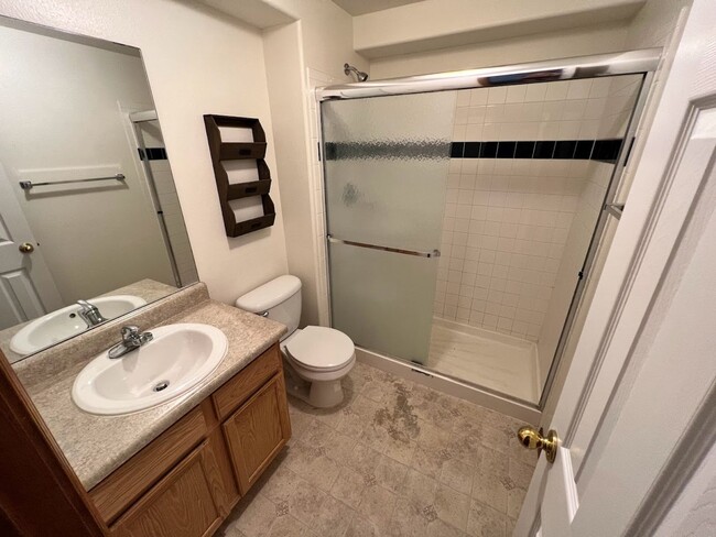 Building Photo - 6 MONTH LEASE - Spacious 4BD Home with 3-C...