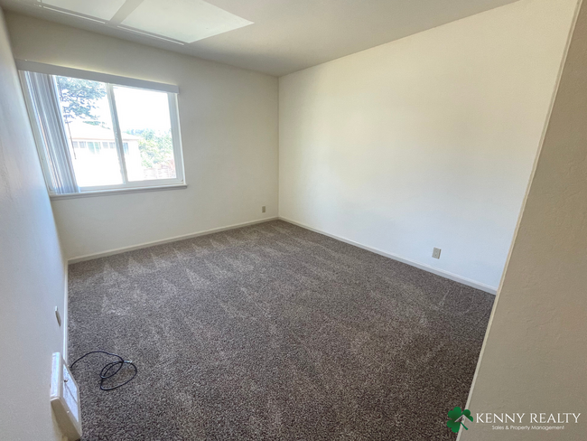 Building Photo - Three Bedroom, Two Bathroom with Large Bac...