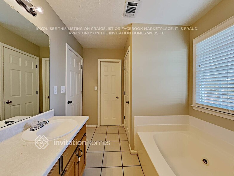 Building Photo - 3925 Riversong Dr NW