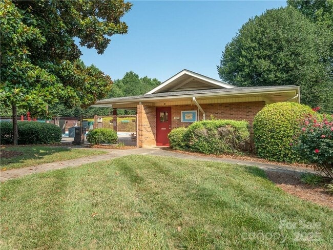 Building Photo - 2 Bedroom Townhome available for rent in Charlotte NC