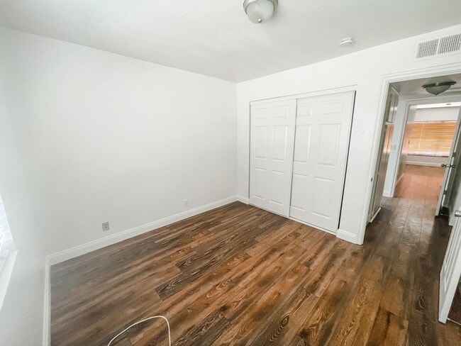 Building Photo - 5 bed/3 bath home in the heart of Spring Valley!