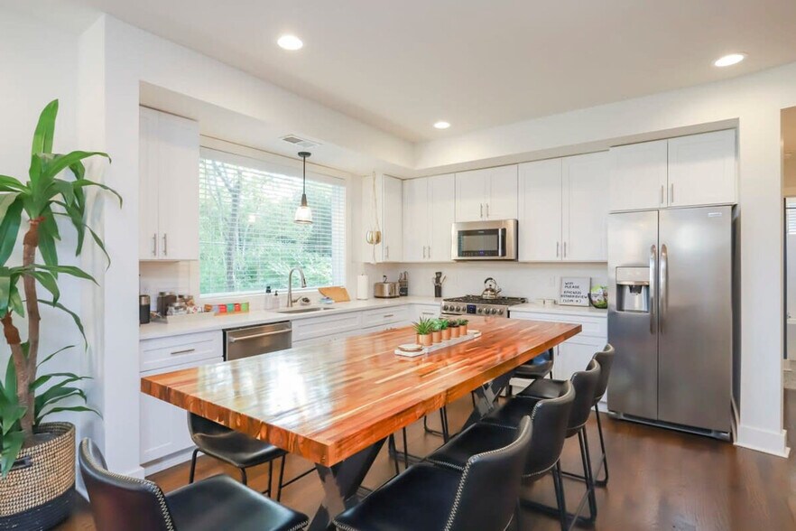 Building Photo - 2208 Elliott Ave