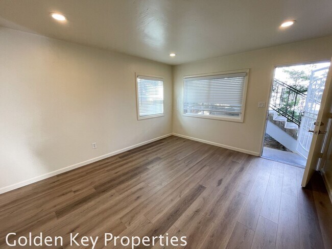 Building Photo - Remodeled 2-bedroom, 1 bathroom apartment blocks from the sand in Encinitas!