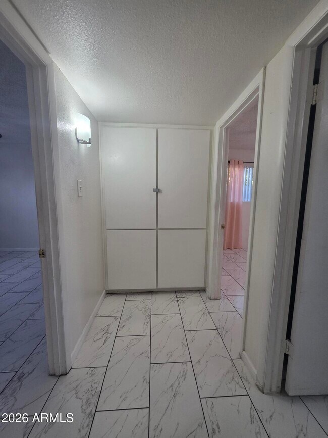 Building Photo - 4950 W Stella Ln