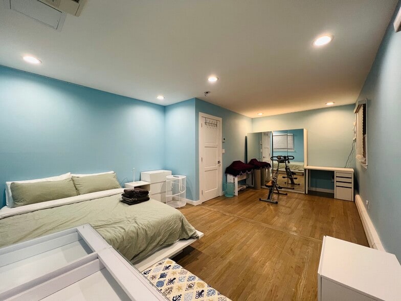 Building Photo - 66 Smith St