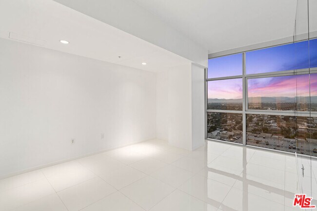 Building Photo - 13700 Marina Pointe Dr