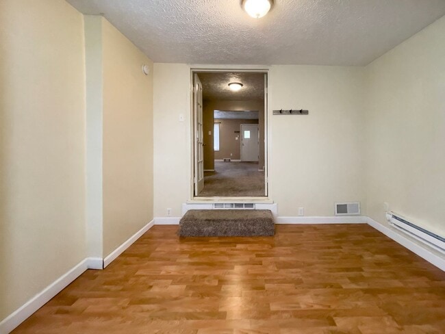 Building Photo - PRELEASING for AUGUST! Near to Campus