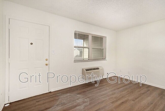 Building Photo - 6924 N Olive St