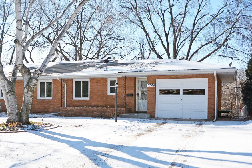 Building Photo - 5204 Grandview Ln