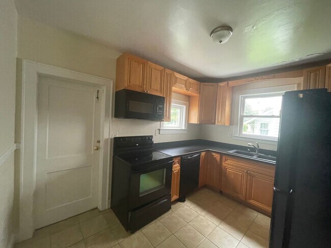 Building Photo - DOWNSTAIRS DUPLEX--2 BED/ 1 BATH IN THE HE...