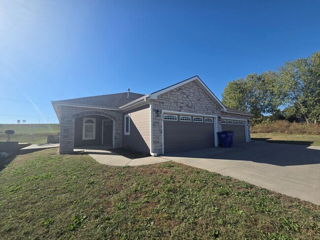 Building Photo - 376 Michaels Court