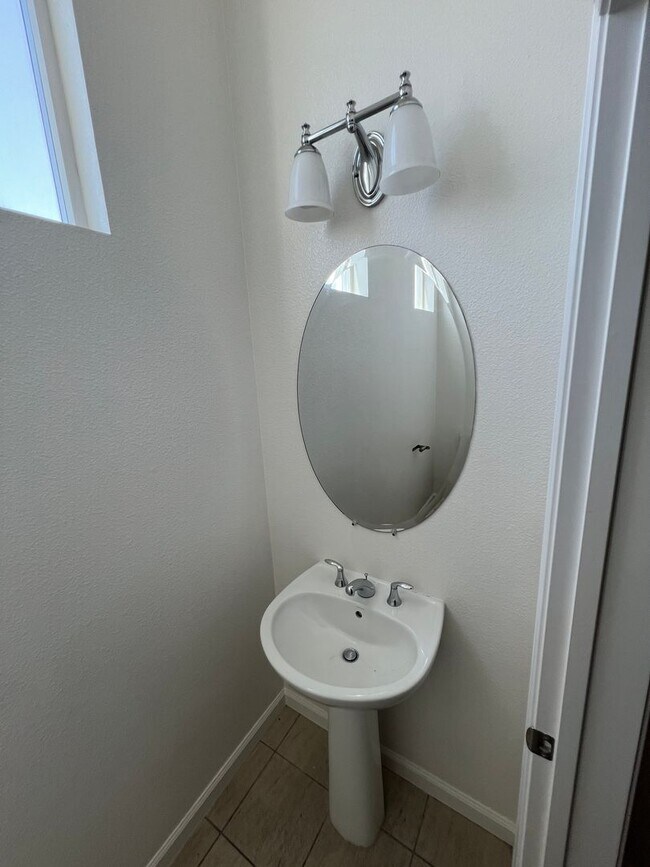 Building Photo - $4195-Beautiful Tri-level 3 Bed/2.5 Ba Townhome in Hampton Park/North San Jose