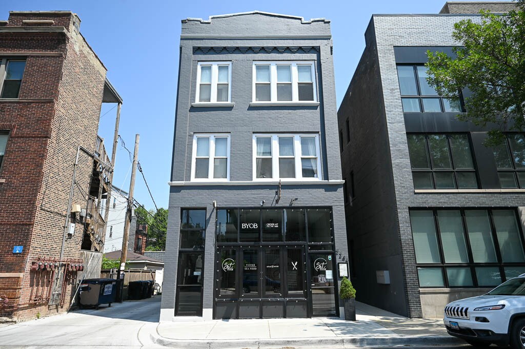 Building Photo - 2246 W Armitage Ave