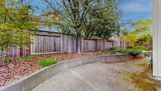 Building Photo - Desirable Skyhawk 3 bedroom Tri-Level Single Family