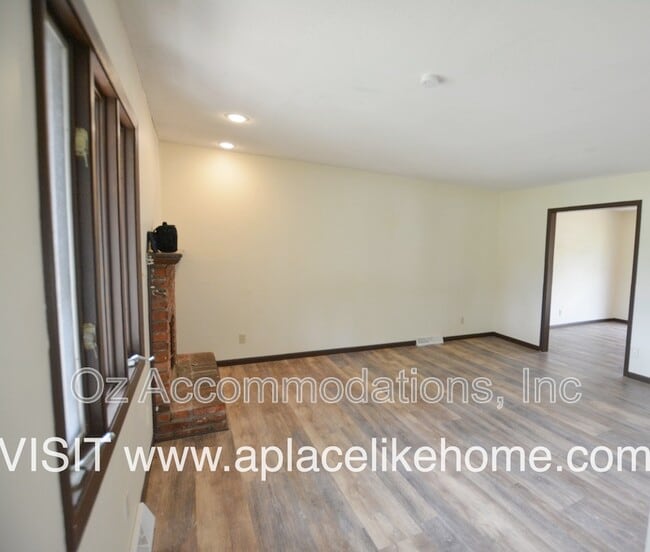Building Photo - 608 E 78th St