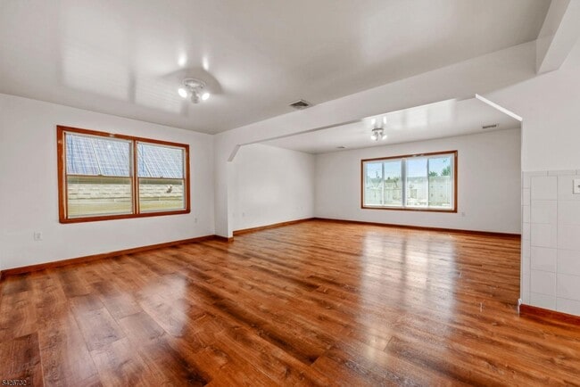 Building Photo - 937 Grove St