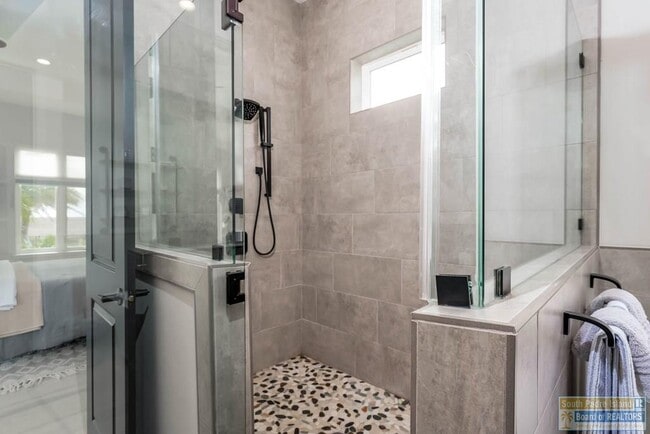 Building Photo - 100 Torrey Pines Dr