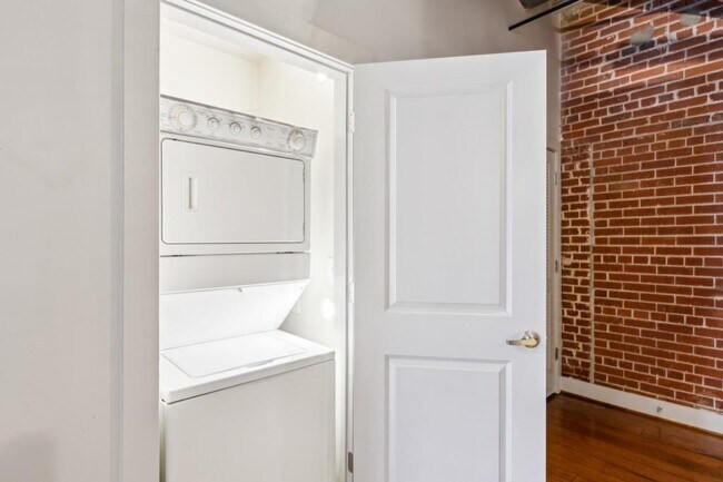 Building Photo - 1261 Caroline St NE