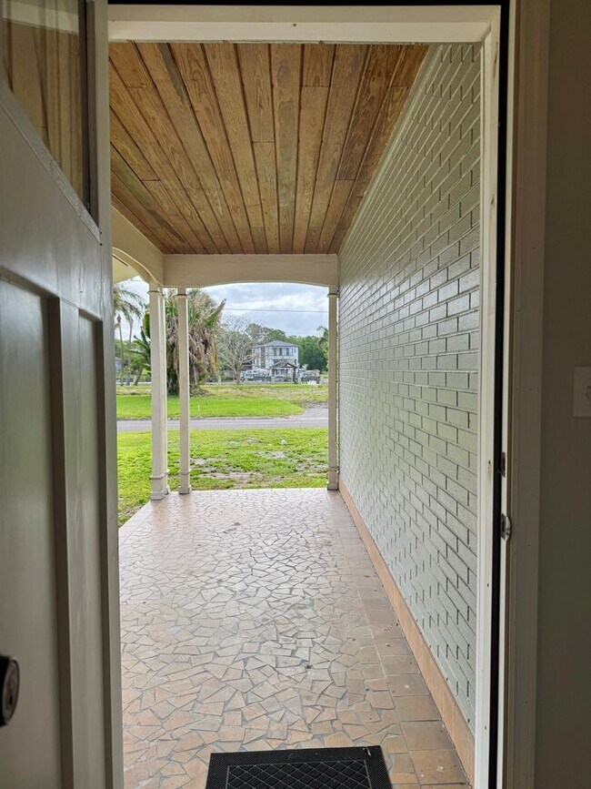 Building Photo - Remodeled Tampa Home