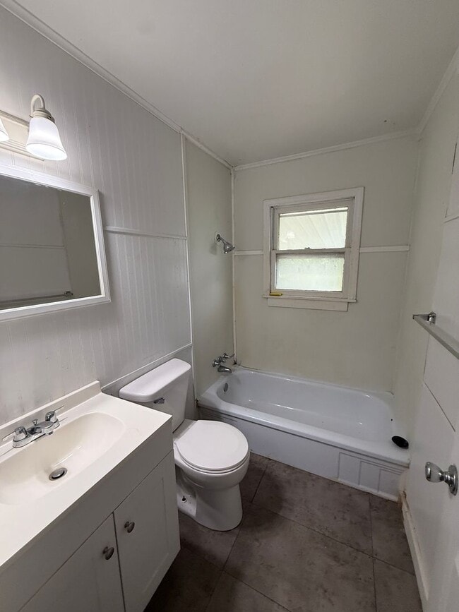 Building Photo - 2 bedroom/1 bathroom house/1 car garage