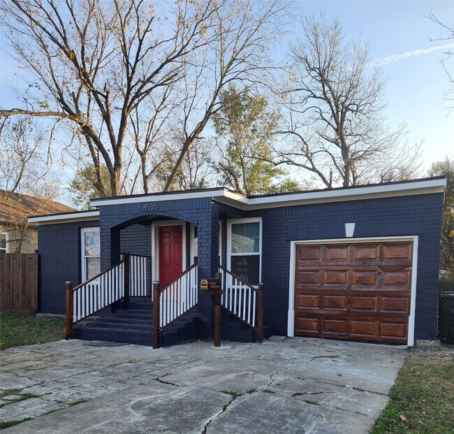 Building Photo - 4526 Kingsbury St