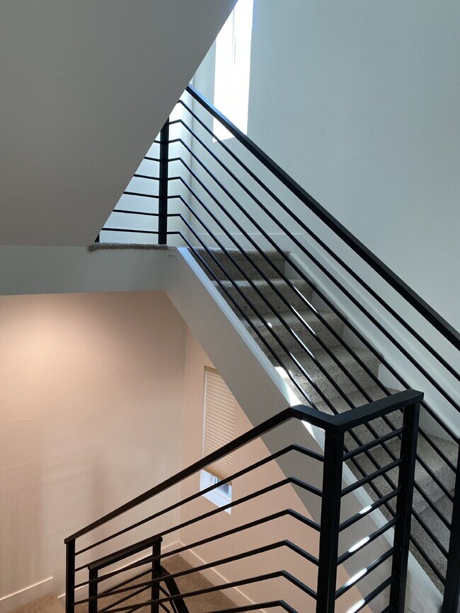 Building Photo - Beautiful, newer (2024) townhome in the de...