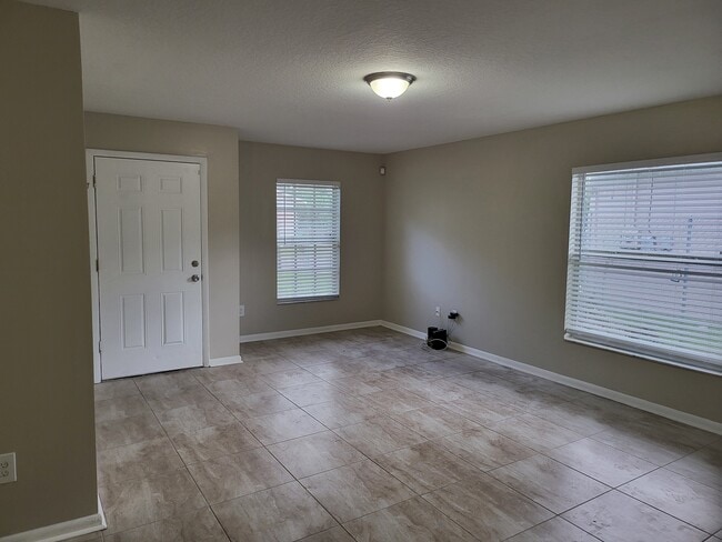 Building Photo - E9th