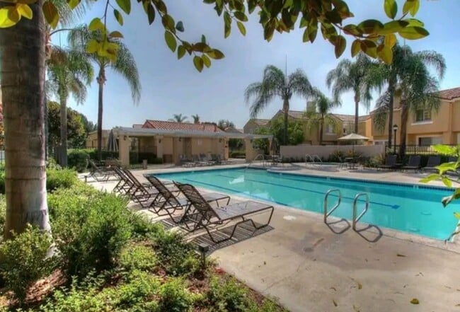 Building Photo - Dual Master Two Bedroom Townhouse in Gated...