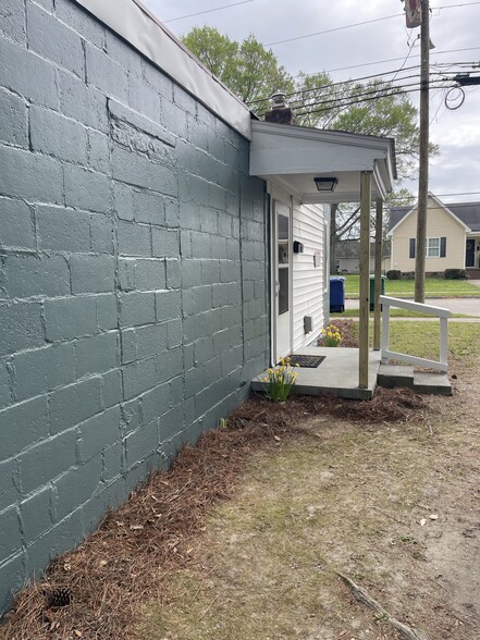 Building Photo - 905 Nash St E