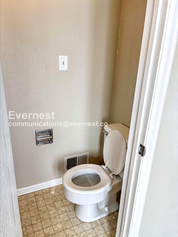 Building Photo - 2924 Ross Dr