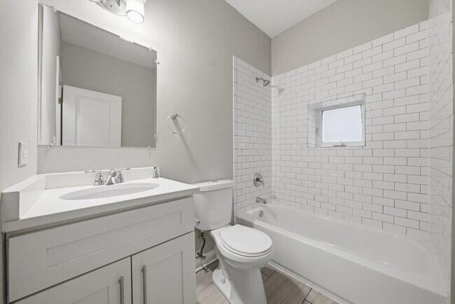 Building Photo - 5039 W Cullom Ave