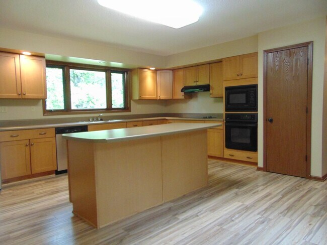 Building Photo - Amazing 3 Bed 2 Bath Country Home With Fab...