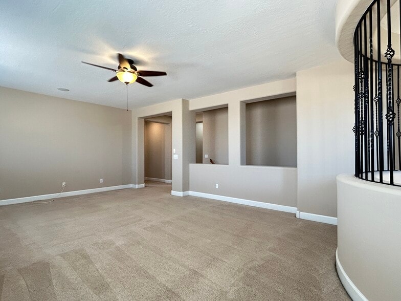 Bonus Room Upstairs - 300 W Wisteria Pl