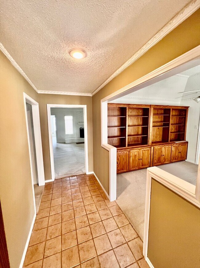 Building Photo - 4 Bedroom in the Meadows