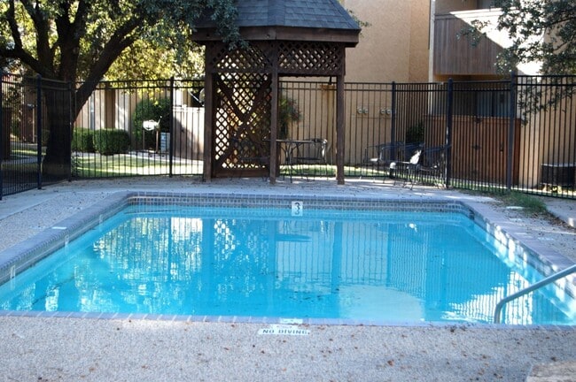 Building Photo - MOVE-IN SPECIAL  - 1 Bedroom, 1 Bath with Carport - Raintree Manor Condo