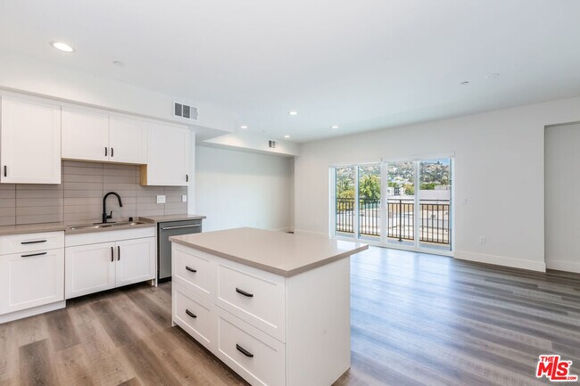 Building Photo - 857 Hayworth Ave