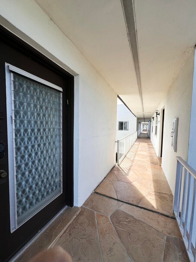 Building Photo - 698 Normandy Ln